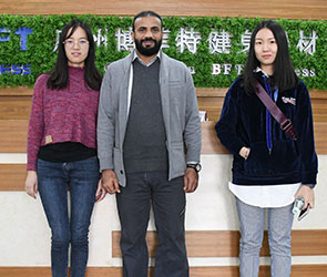 沙特客戶來中國采購糖心LOGO免费商用健身器械